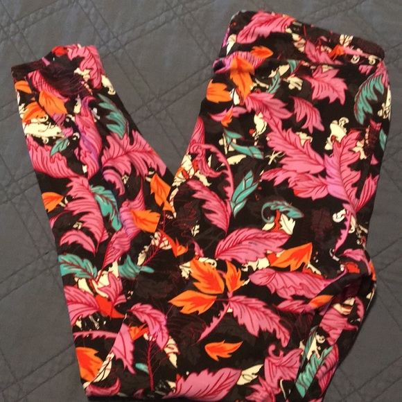 LuLaRoe Pants - LuLaRoe feather TC leggings New!!